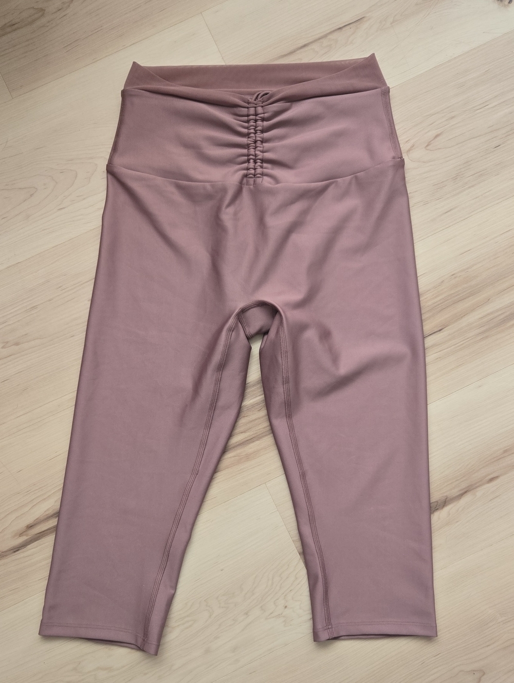 ALO Yoga Mauve Pink Capri Leggings with Ruched Waist